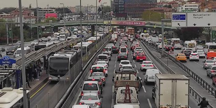 Tam kapanma öncesi İstanbul'da trafik kilitlendi. Yoğunluk yüzde 81'e ulaştı