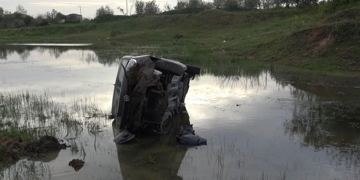 Başakşehir'de araba takla atarak gölete uçtu
