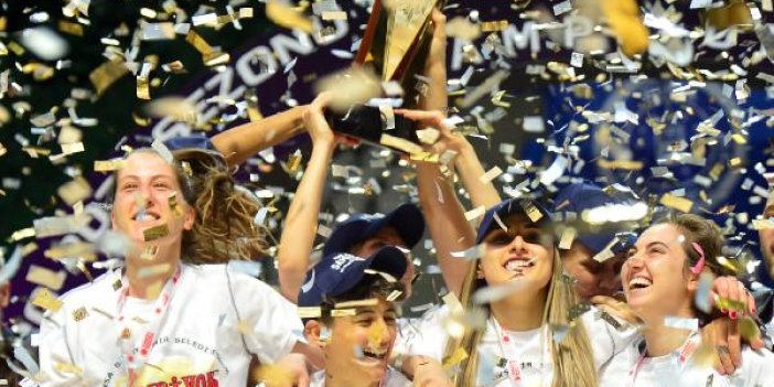 Bursa Büyükşehir Belediyespor Kadın Basketbol Takımı şampiyonluk kupasını aldı