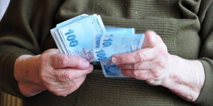 Emeklilerin bayram ikramiyeleri ödeniyor. Üç senenin enflasyon farkı olarak 100 lira zam yapılmıştı