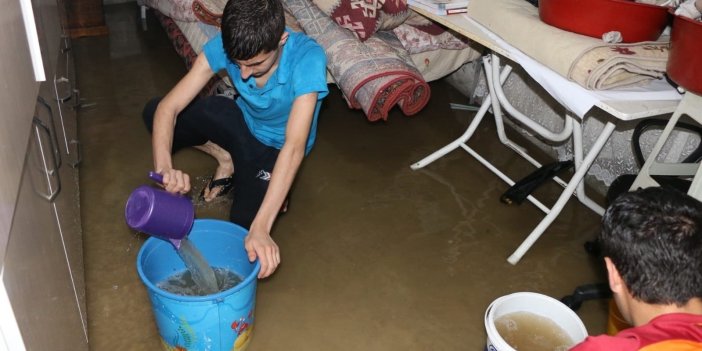 Adana perişan oldu. Cadde ve evleri su bastı