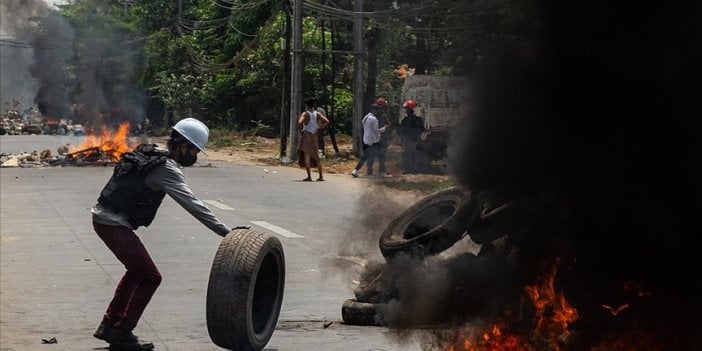 Myanmar'da isyancı silahlı grup orduya ait karakolu yaktı