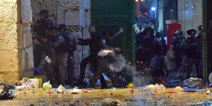 İsrail polisi Mescid-i Aksa’ya girerek namaz kılan cemaate saldırdı. Türkiye'den ilk tepki geldi