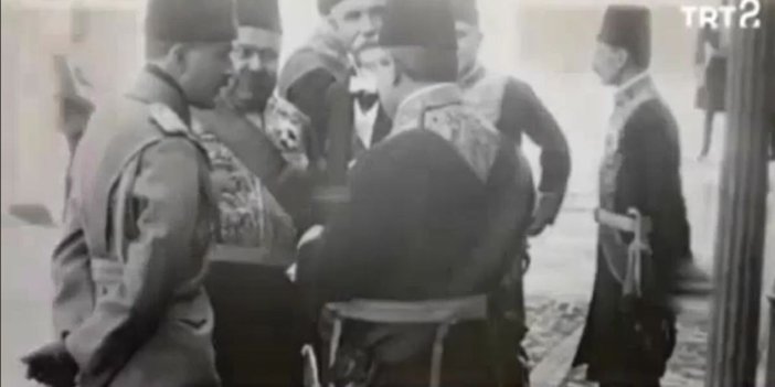 Osmanlı paşaları Fatih'in türbesinde. Eller ise arkada. Görüntüler TRT arşivinden