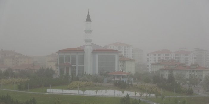 Aksaray’da kum fırtınası cami minaresini yıktı