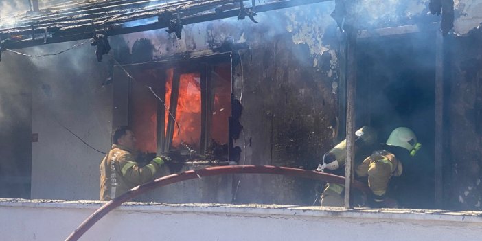 Maltepe'de tek katlı ev alev alev yandı