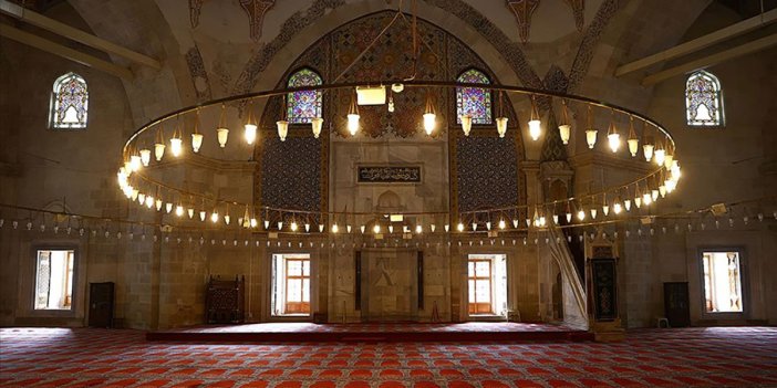 Üç Şerefeli Cami tarihi ışık tutmaya devam ediyor