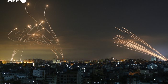 Gökyüzünde dehşetin tablosu. Gazze’den atılan roketler ve onları kovalayan İsrail füzeleri