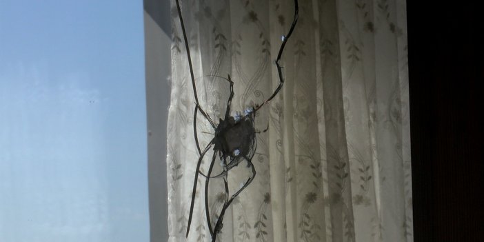Samsun'da maganda kurşunu camı kırıp gardıroba saplandı. Bayramda dehşeti yaşadılar