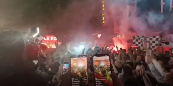 Beşiktaş şampiyon oldu taraftarlar Çarşı'ya koştu. Dün gece Beşiktaş Çarşı