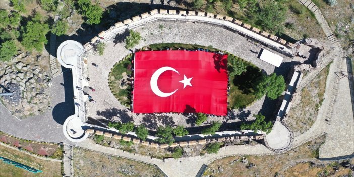 102 gençten tarihi kalede dev Türk bayrağı