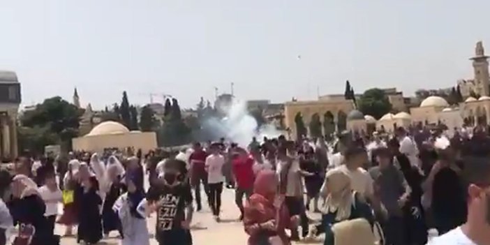 İsrail cuma namazı sonrası Mescd-i Aksa'daki cemaate saldırdı