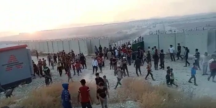 Türkiye'nin kurduğu kamptaki Suriyeliler ayaklandı. Beton duvarı geçip nöbet kulübesini ele geçirdiler. Besle kargayı oysun gözünü