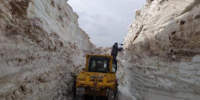 Hakkari'de mayıs ayında da karla mücadele çalışmaları devam ediyor