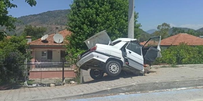 Beton direğe çarptı ikiye bölündü