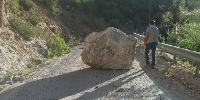 Tepeden kopan kaya parçaları 6 mahalle yolunu kapattı