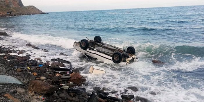 Otomobil denize uçtu. Son anda kurtuldular