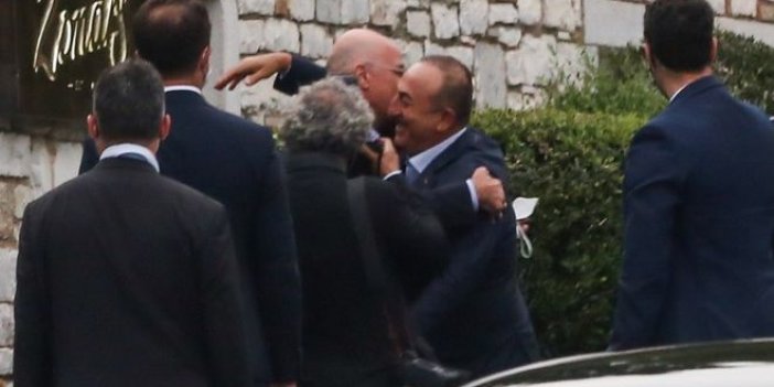 Yunan Dışişleri Bakanıyla Çavuşoğlu sarmaş dolaş