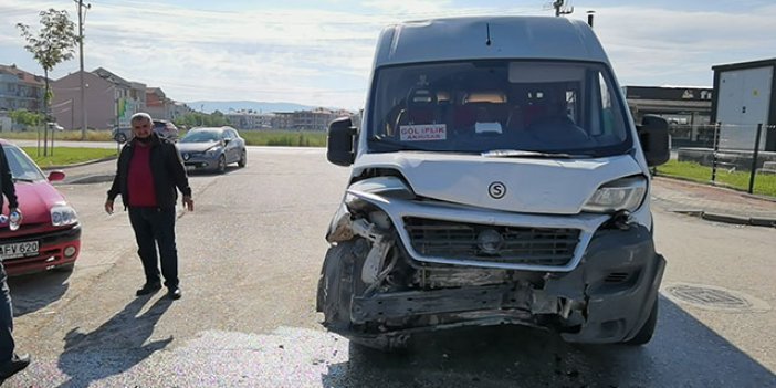 Bursa'da işçi minibüsü ve otomobil çarpıştı
