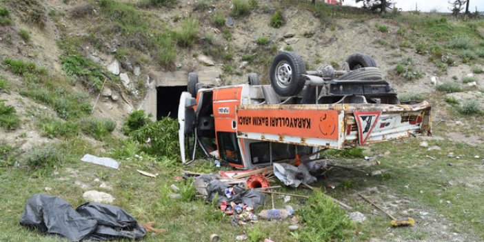 Minibüsün çarptığı Karayolları kamyoneti devrildi 2'si işçi 4 yaralı