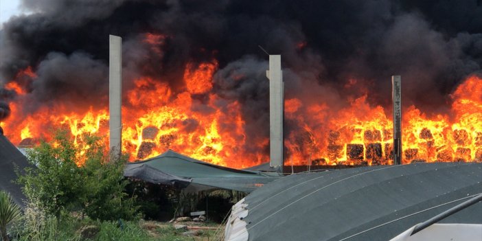 Adana'da geri dönüşüm tesisinin bahçesinde yangın