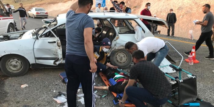 Siirt'te kamyonet ile otomobil çarpıştı: 2 ölü, 7 yaralı