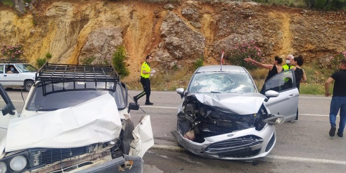 Adana'da iki otomobil çarpıştı: 2 yaralı