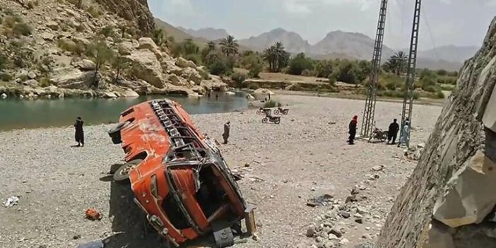 Pakistan'da feci kaza: 23 ölü, 30'dan fazla yaralı