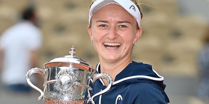 Krejcikova Fransa Açık'ta teklerin ardından çiftlerde de kupaya uzandı