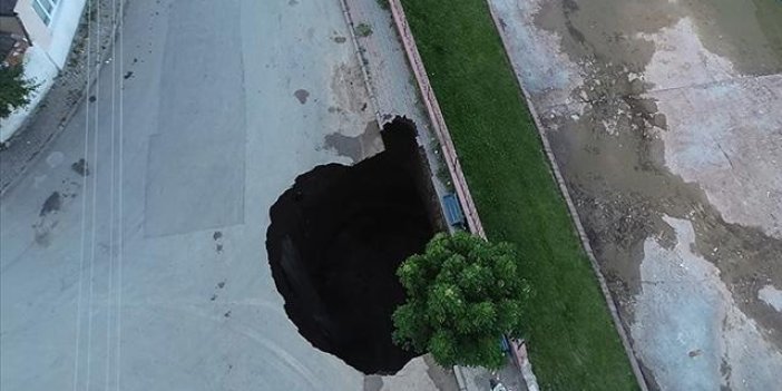 Sivas'ta yol çöktü, 22 metre derinliğinde çukur oluştu