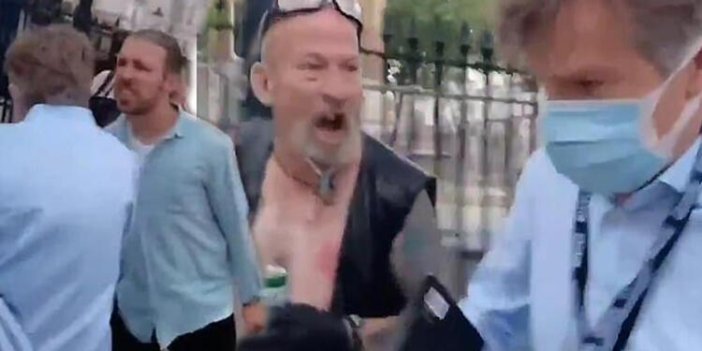 Kısıtlama karşıtları BBC muhabirine sokak ortasında saldırdı
