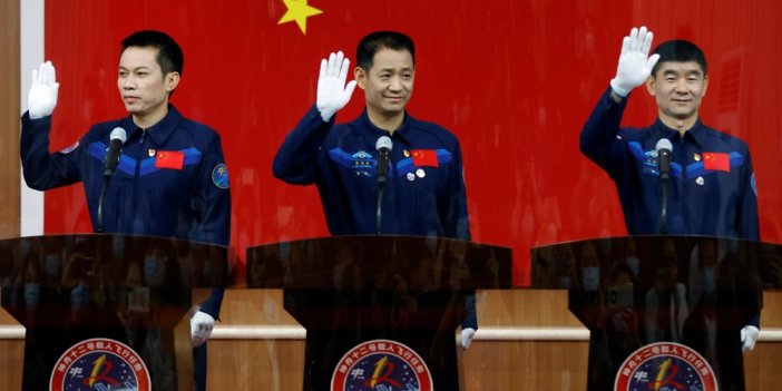 Çin uzayda 3 ay yaşayacak 3 adam gönderiyor