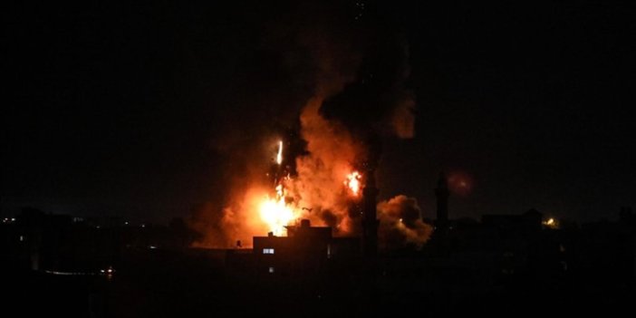 İsrail Gazze Şeridi'nde çeşitli noktalara hava saldırıları düzenledi.