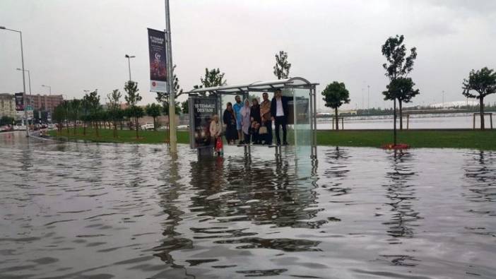 İstanbul'da sağanak yağış tramvay seferlerini durdurdu