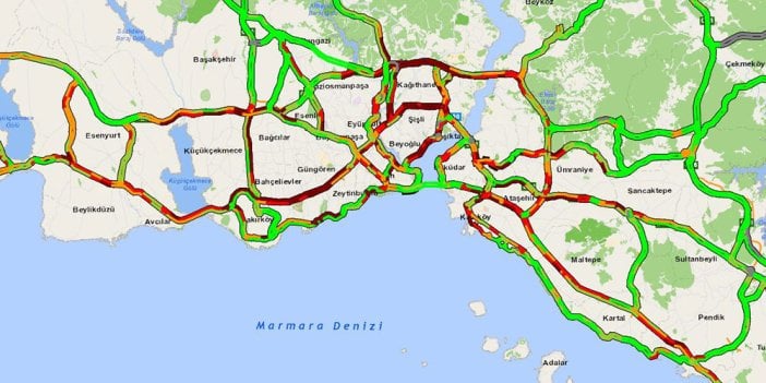 İstanbul trafiğini sağanak yağış vurdu. Sürücüler çılgına döndü