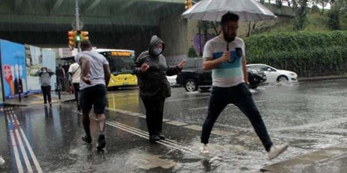 İstanbul güne gelmeyen yazın, yaz yağmuru ile uyandı