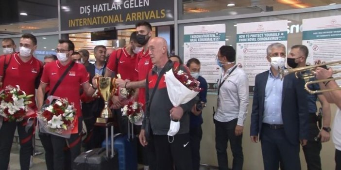 Filenin Efeleri, şampiyonluk kupasıyla İstanbul’a döndü