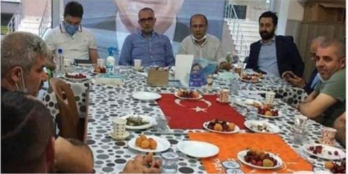 AKP’liler Türk Bayrağı’nı sofra bezi yaptı