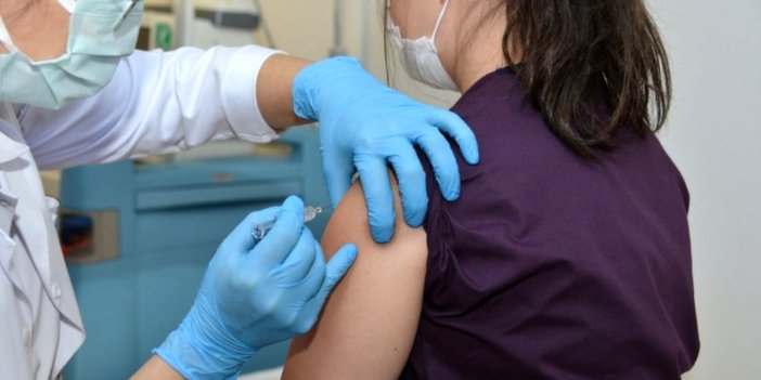 Korona aşısında yaş sınırı 25'e düşürüldü