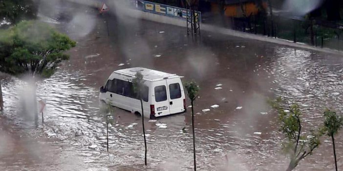 Ankara'yı önce sel sonra dolu vurdu. Yollar göle döndü