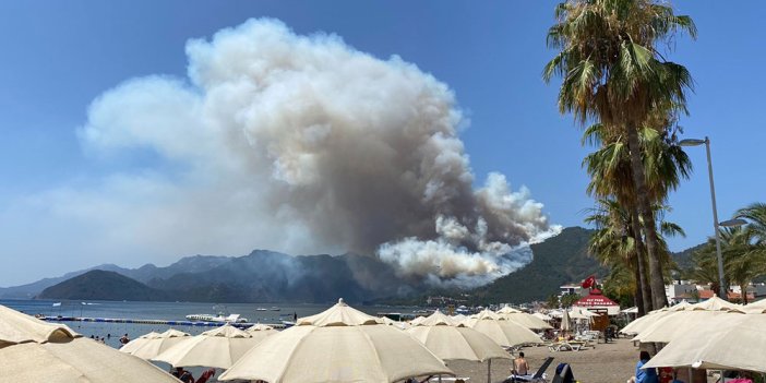 Marmaris'te orman yangını. Alevler yerleşim yerlerini tehdit ediyor