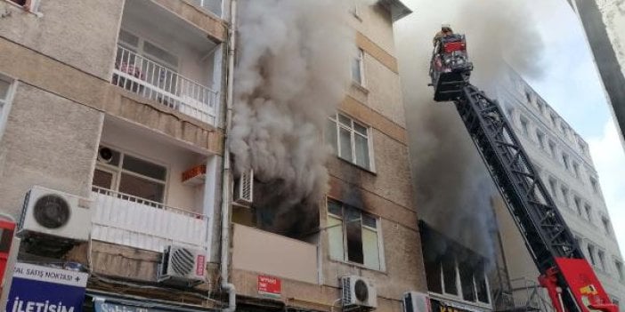 Kadıköy'de 4 katlı binada yangın 1 genç hayatını kaybetti