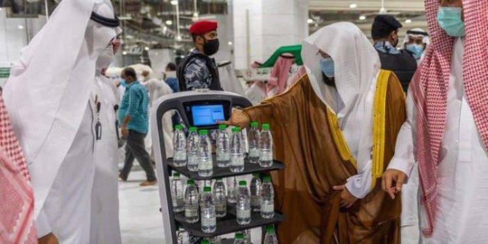 Suudi Arabistan’dan zemzem şişelerini robotlar dağıtacak
