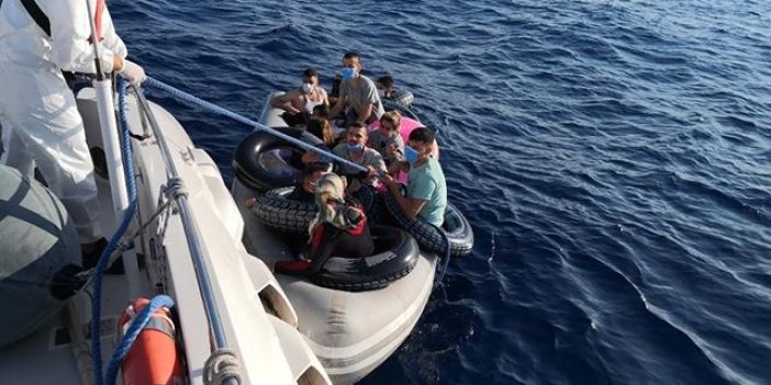 Lastik botla sürüklenen 14 göçmen kurtarıldı