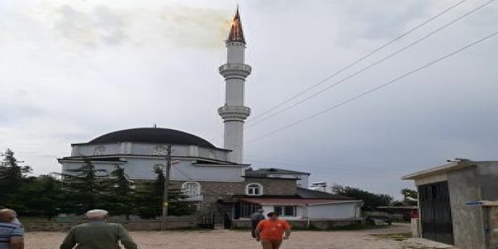 Tokat'ta yıldırım isabet eden caminin minaresi alev aldı