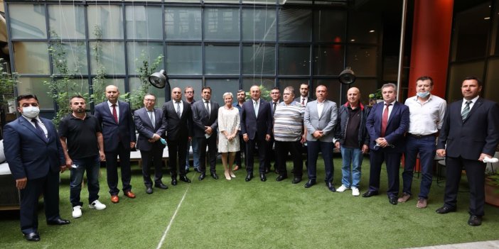 Bakan Çavuşoğlu Helsinki’de Türk vatandaşlarıyla bir araya geldi
