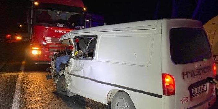 Minibüs ile kamyon çarpıştı 1 ölü 1 yaralı
