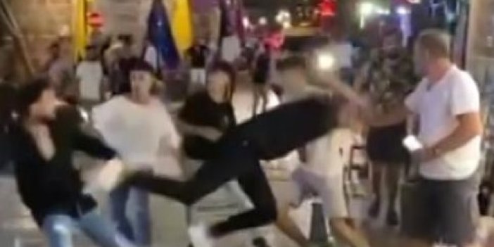 Antalya'da öfkeli gençler sokağı birbirine kattı. Kimse ayıramadı 