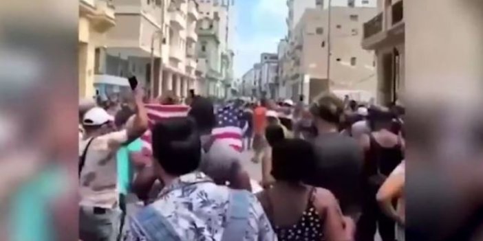 Küba sokaklarında ABD bayrakları. Castro ve Che'nin kemikleri sızlıyor