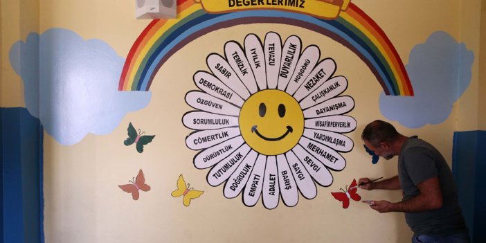 Elektrik ustası gönüllü olarak sınıf duvarlarını renklendiriyor